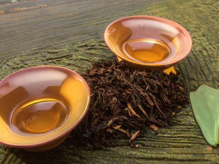 用木箱子装的大叶子茶叶是什么茶类型